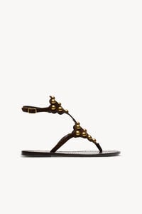 Hoss Intropia Maisa. Sand&aacute;lias com pe&ccedil;as met&aacute;licas em pele