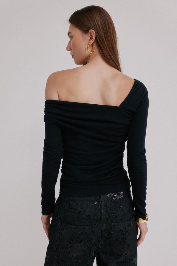 Hoss Intropia Magnolia. Top decote assimétrico Preto