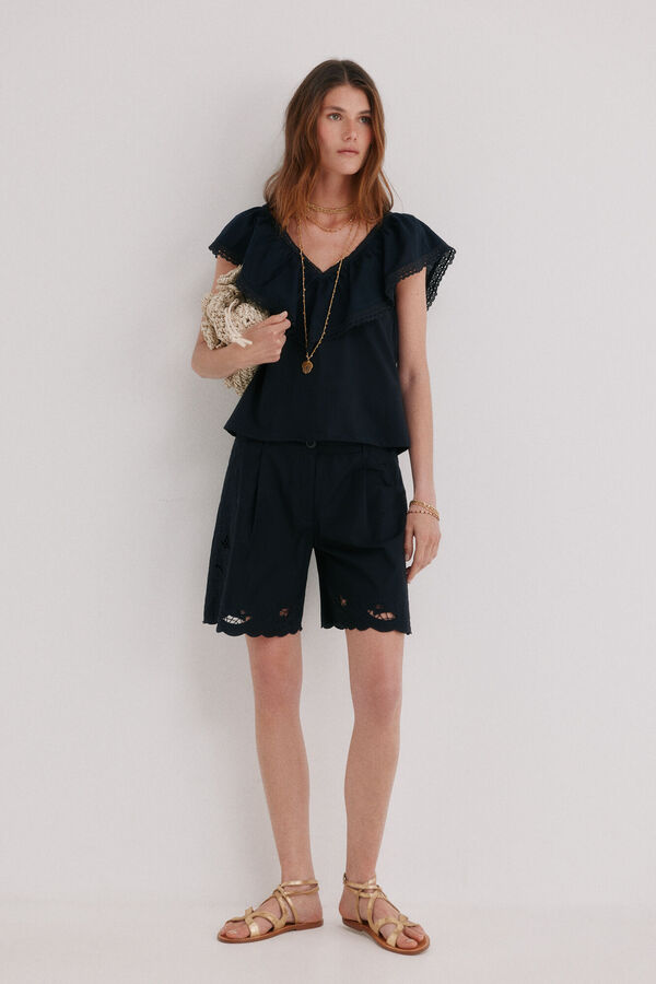 Hoss Intropia Pina. Bermuda with floral embroidery Black