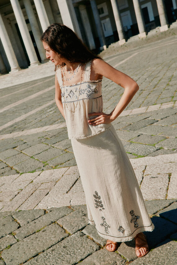 Rosa. Falda con bordados