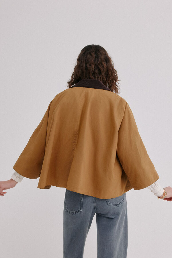 Hoss Intropia Delma. Deportiva tipo capa Amarillo