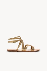 Hoss Intropia Mar. Sand&aacute;lias em pele