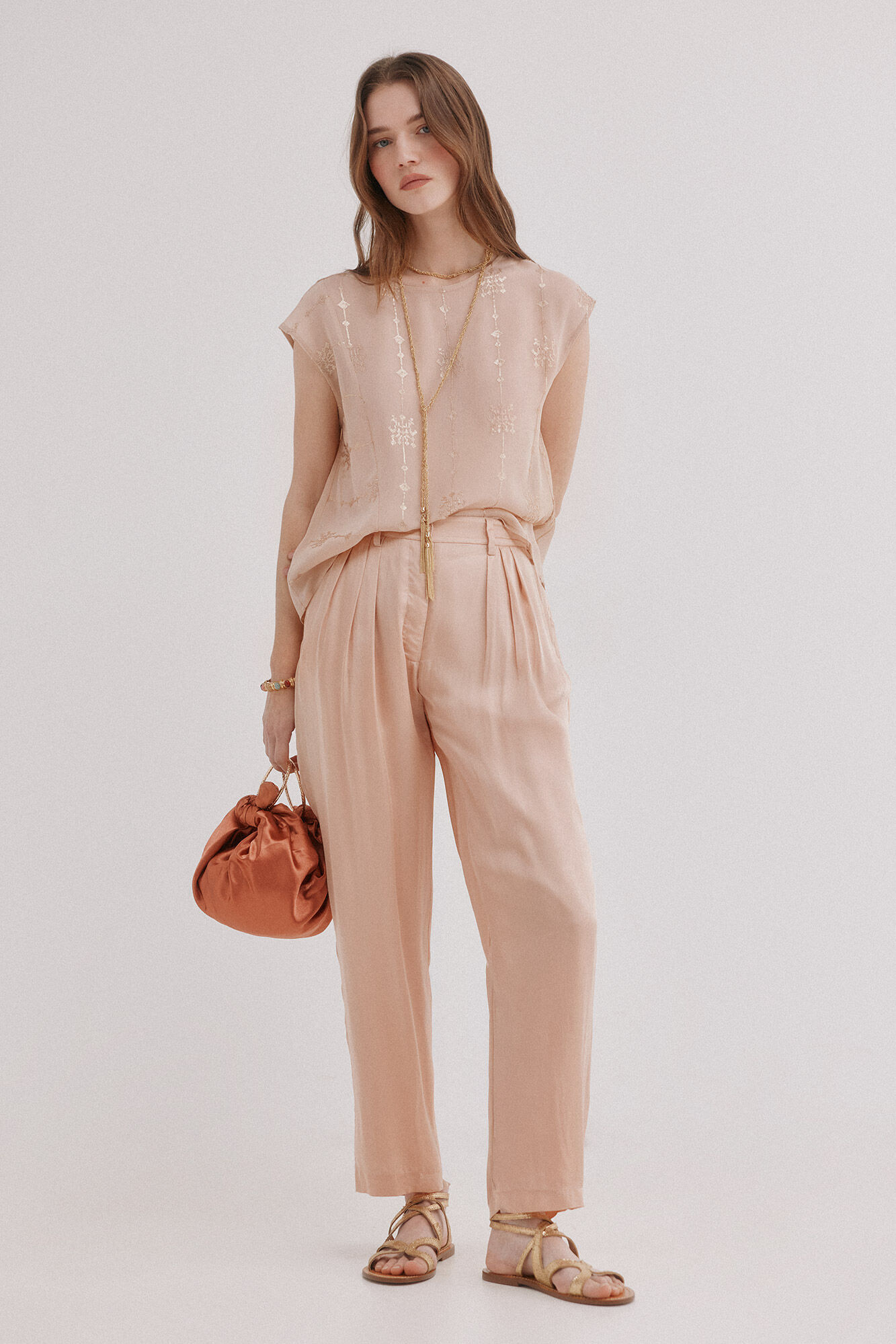 Hoss Intropia Pearl. Pantal&oacute;n flu&iacute;do satinado