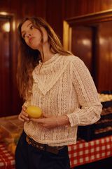 Hoss Intropia Camille. Blusa em renda guipir Ecru