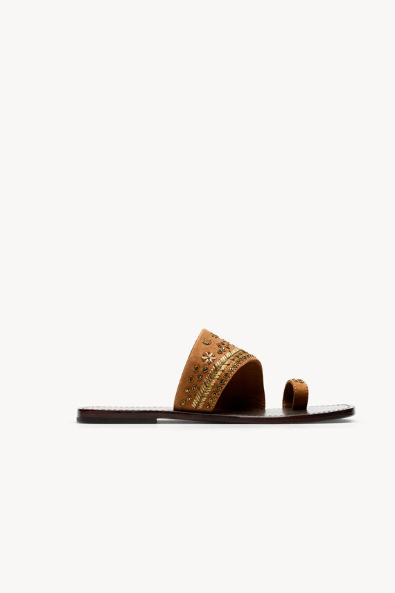 Macarena. Sandalias de ante bordadas