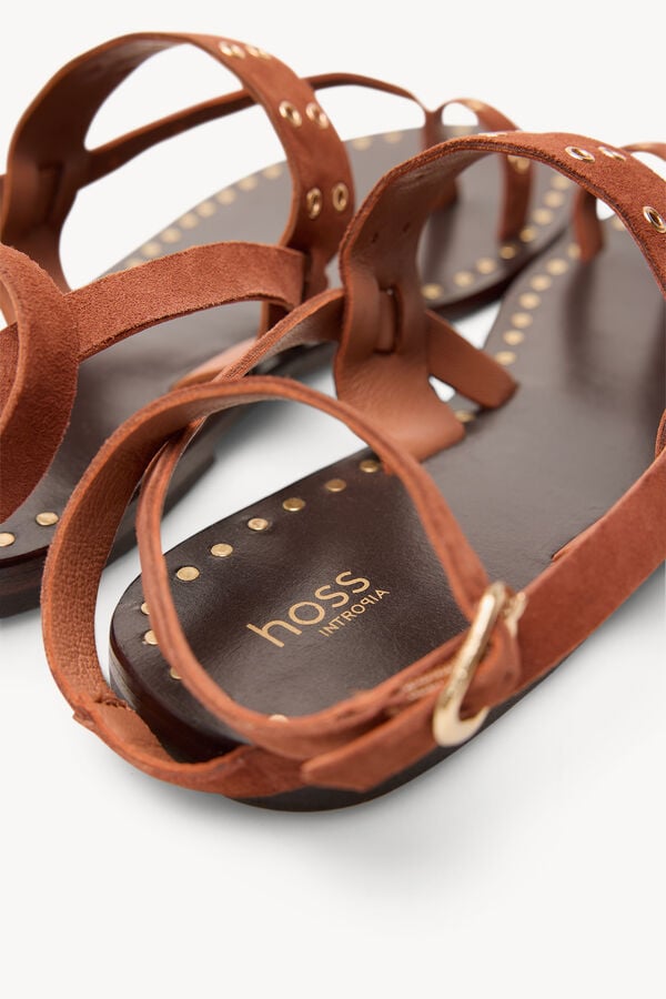 Hoss Intropia Miren. Sand&aacute;lias com tachas de camur&ccedil;a Castanho