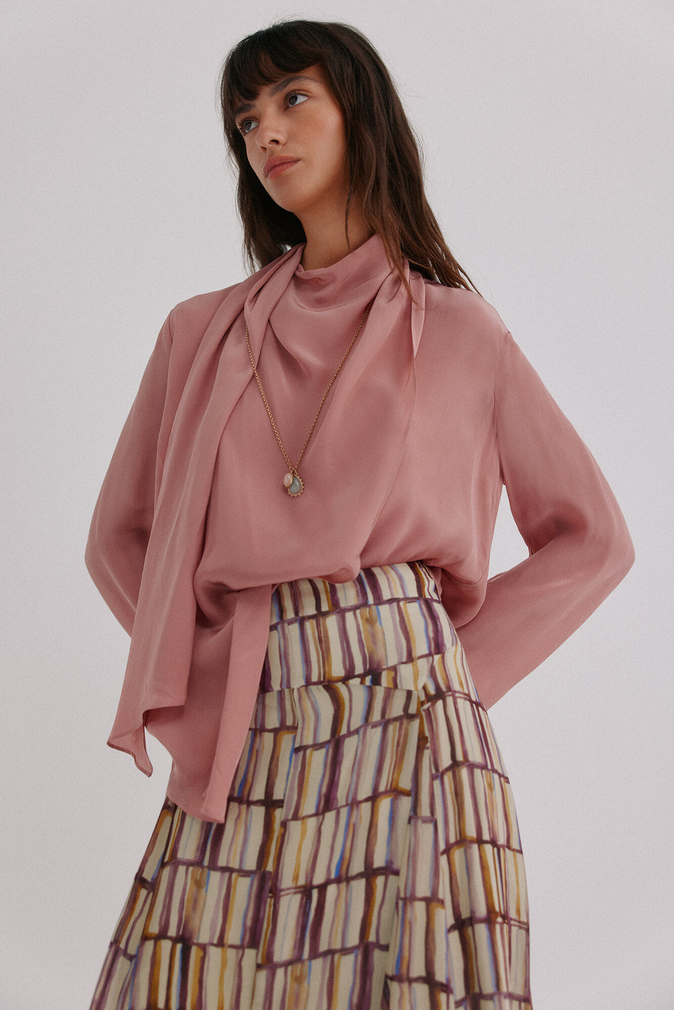 Hoss Intropia Guiado. Blusa com decote cruzado assim&eacute;trico