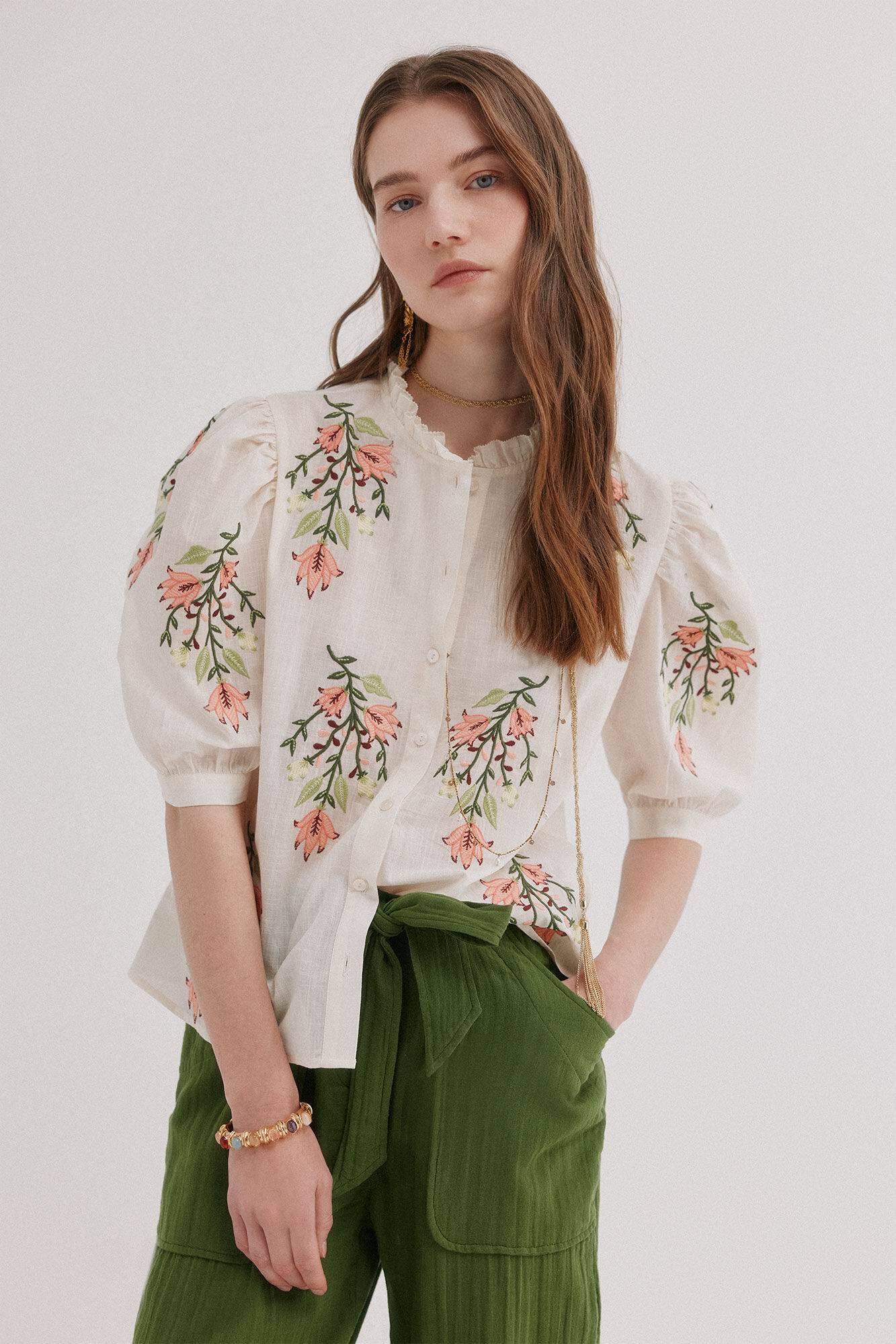 Hoss Intropia Capri. Blusa bordado floral