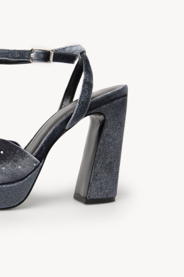 Hoss Intropia Maia. Sandália de salto de veludo Cinzento