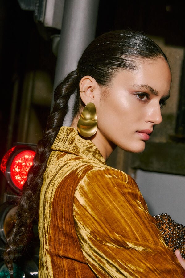 Hoss Intropia Lea. Pendientes largos Dorado