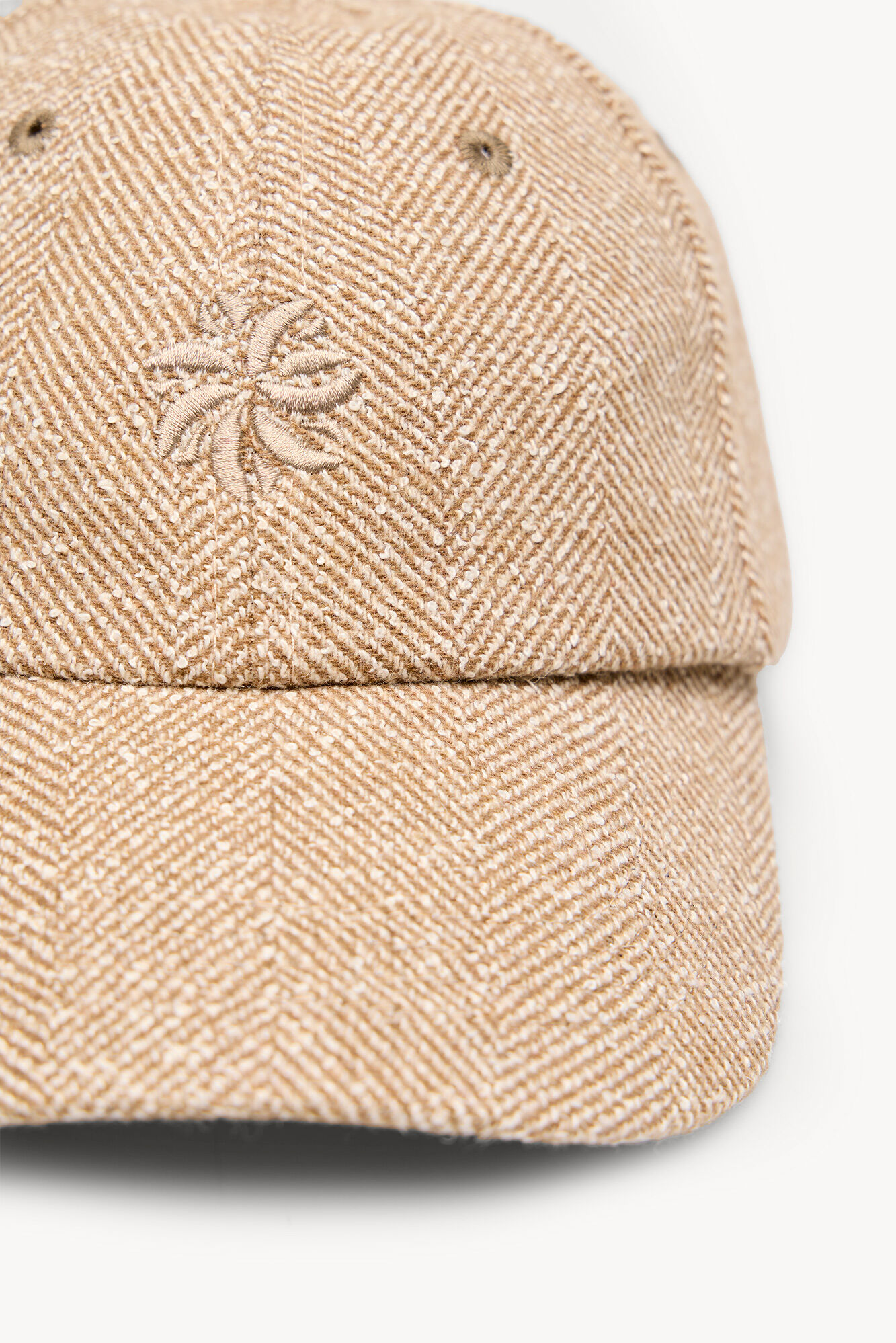 Hoss Intropia Luna. Bon&eacute; logo bordado