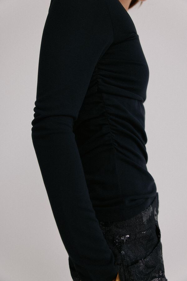 Hoss Intropia Magnolia. Top decote assimétrico Preto