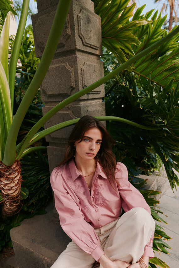 Carine. Blusa bordada