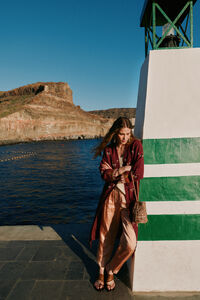 Hoss Intropia Entra. Quimono de linho comprido