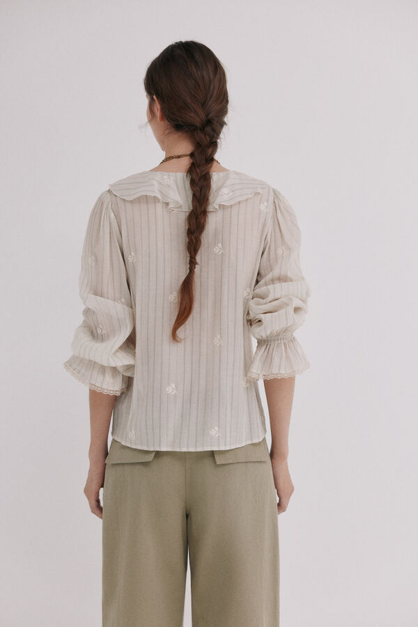Hoss Intropia Clarisse. Blusa com folhos Ecru