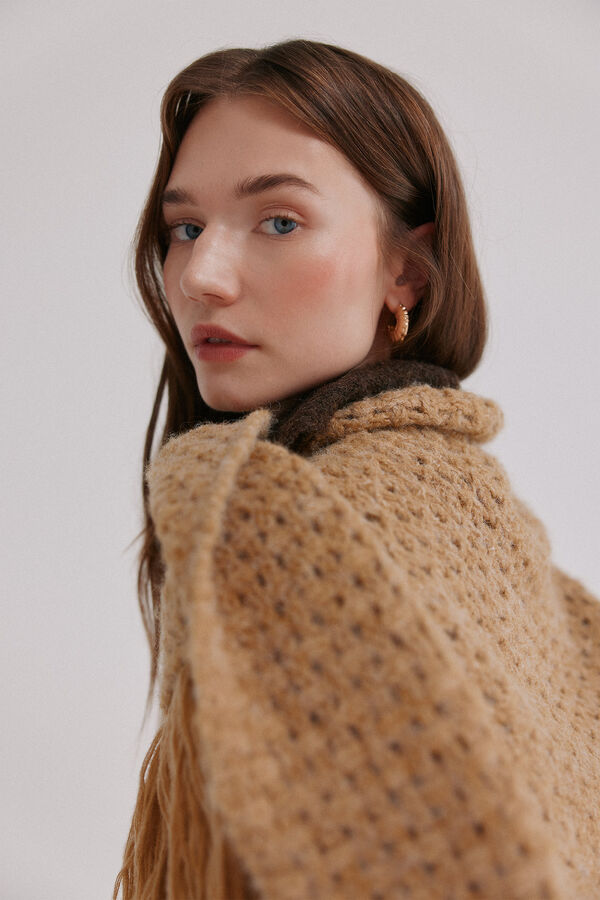 Hoss Intropia Neves. Xale com franjas vazadas Dourado