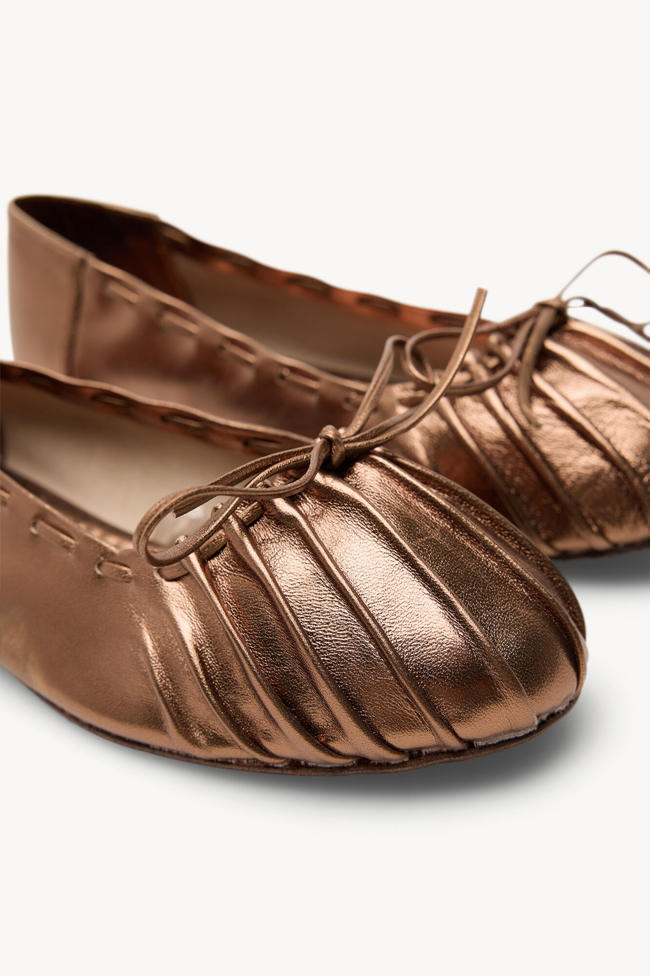 Hoss Intropia Maite. Sabrinas franzidas de pele