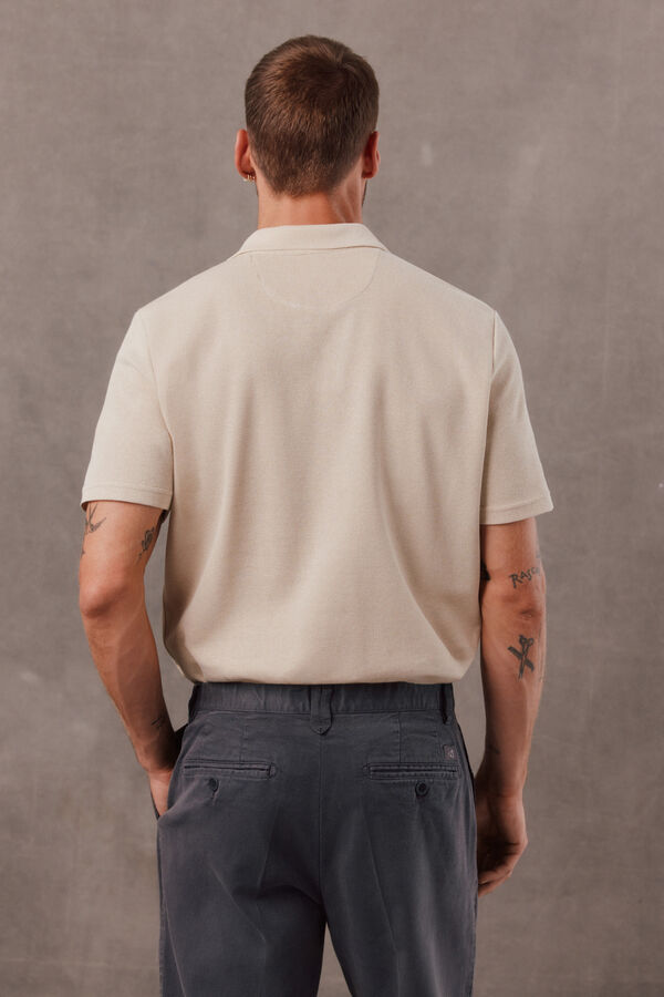 OOTO Polo de textura com gola aberta Tostado