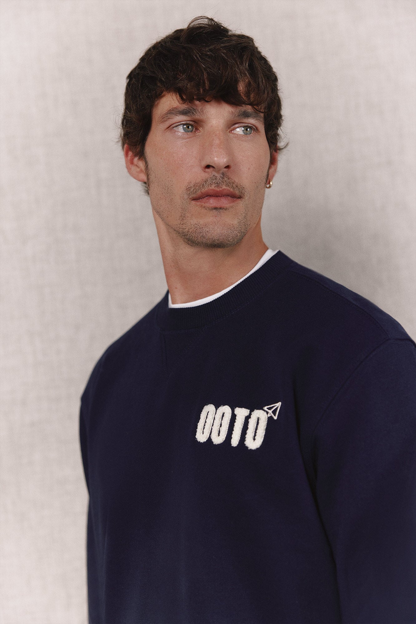 OOTO Sudadera logo bordado cuello caja