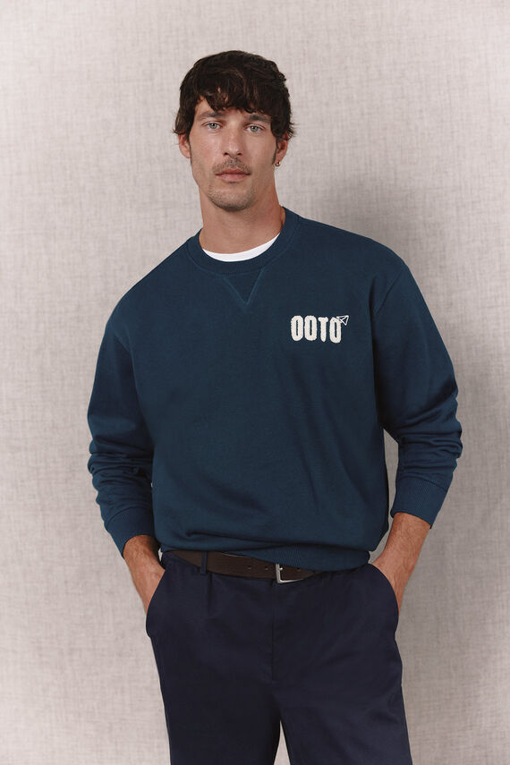 Sudadera logo bordado cuello caja