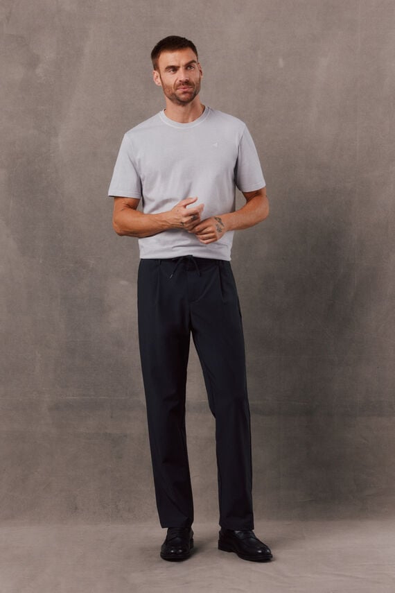 Jogger técnico con pinzas relaxed