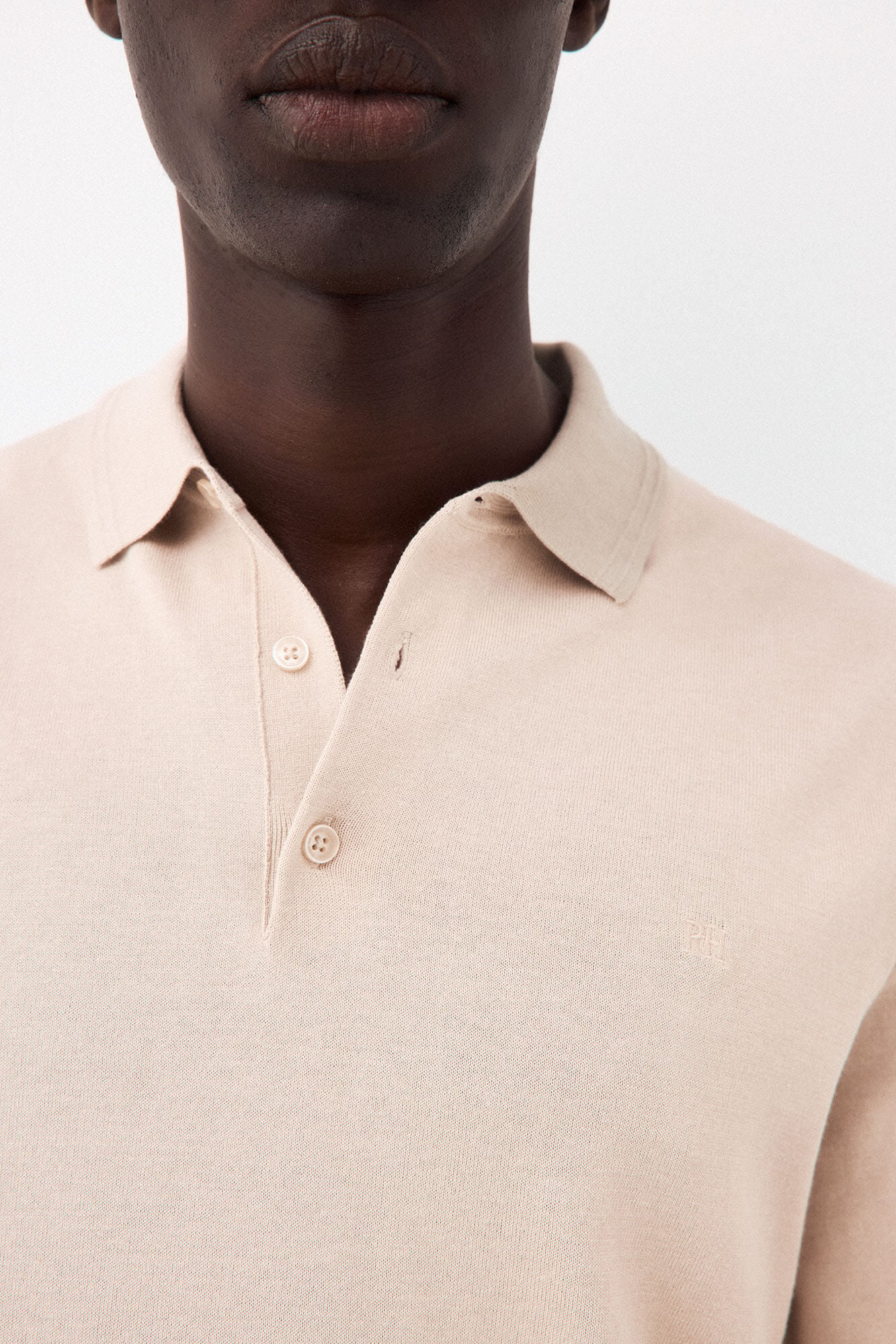 Pedro del Hierro <br>- Regular fit en cuello polo botones<br>- Punto fino en 100% algod&oacute;n premium<br>- Manga corta<br>- Logo bordado en el pecho de PDH<br>- Al comprar nuestros productos de algod&oacute;n est&aacute;s apoyando nuestra inversi&oacute;n en la iniciativa Better Cotton. Este p
