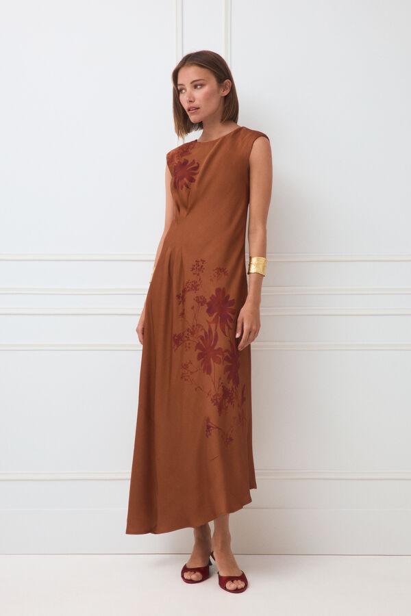 TFP by Tamara Falc&oacute; Vestido midi com flor posicionada Marrom