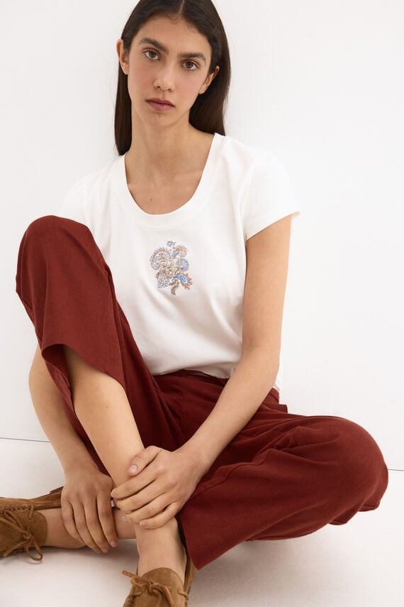 Camiseta manga corta con bordado