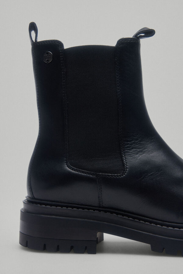 Pedro del Hierro Leather chelsea track ankle boots Black