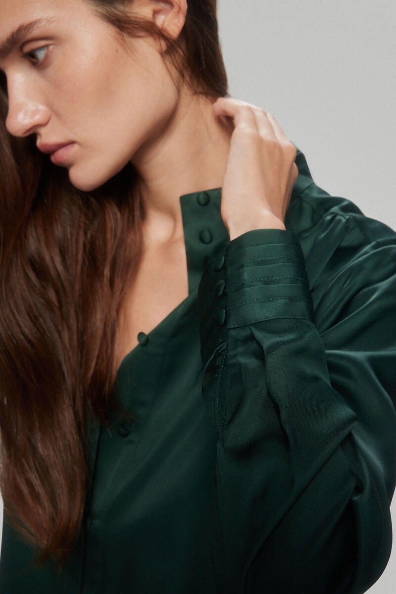 Pedro del Hierro Blouse with pleats at the neck and cuffs with covered buttons. Green