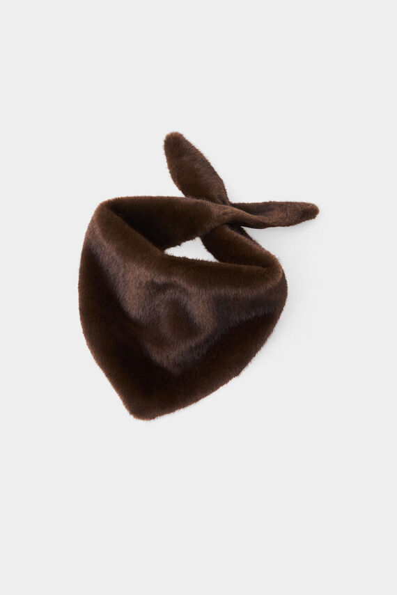 Cuello pico pelo