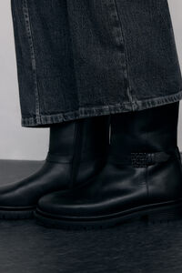 Pedro del Hierro Botin plano de piel con hebilla de logo