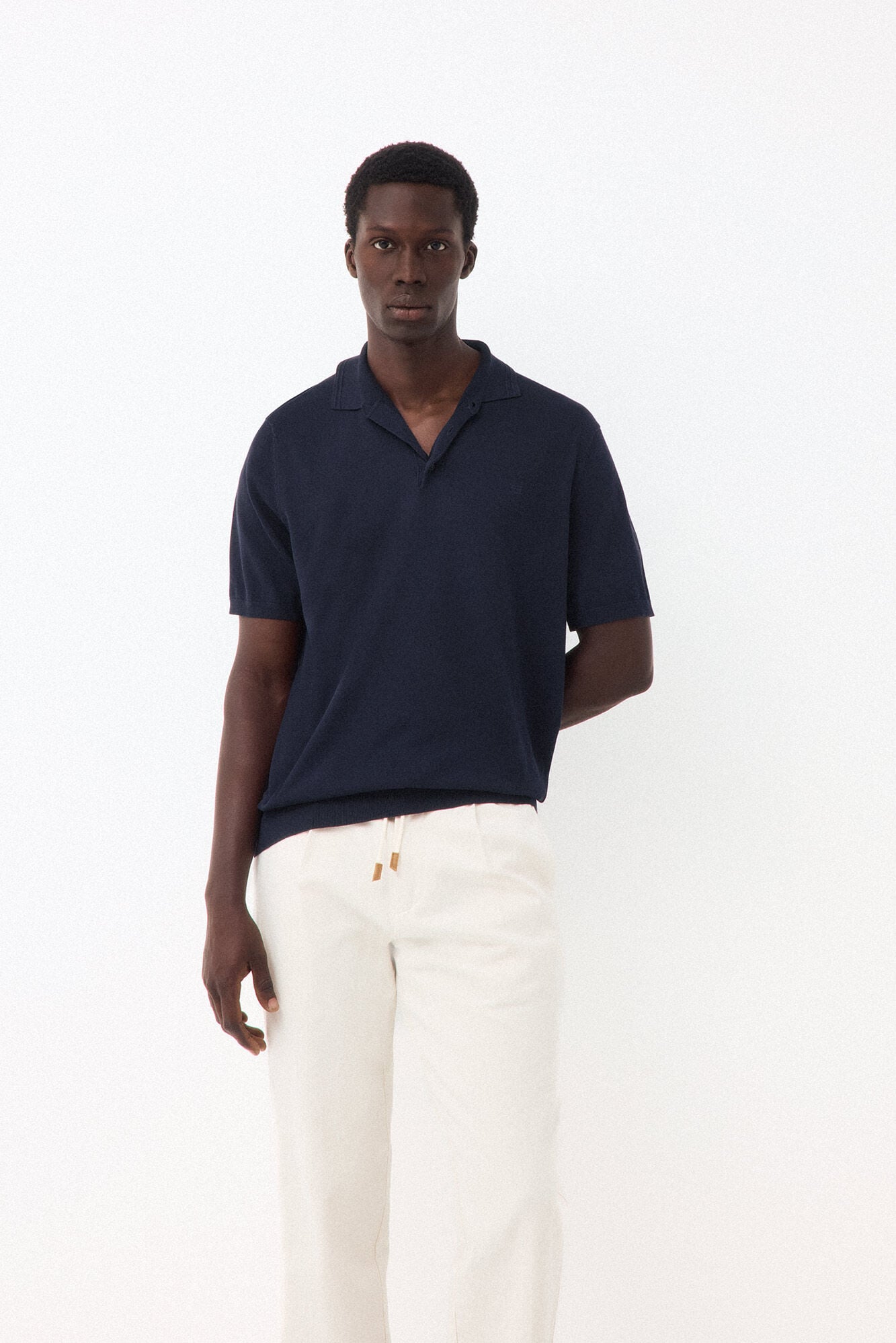 Pedro del Hierro <br>- Regular fit en cuello polo botones<br>- Punto fino en 100% algod&oacute;n premium<br>- Manga corta<br>- Logo bordado en el pecho de PDH<br>- Al comprar nuestros productos de algod&oacute;n est&aacute;s apoyando nuestra inversi&oacute;n en la iniciativa Better Cotton. Este p