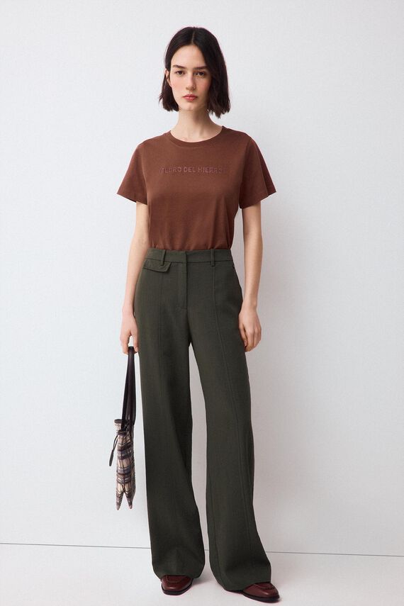 Camiseta logo print con studs