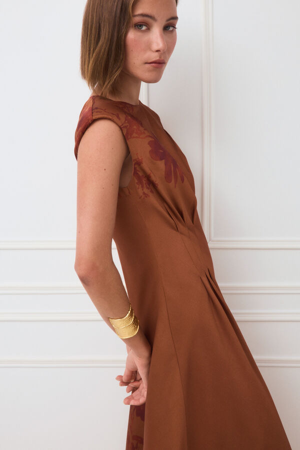 TFP by Tamara Falc&oacute; Vestido midi com flor posicionada Marrom