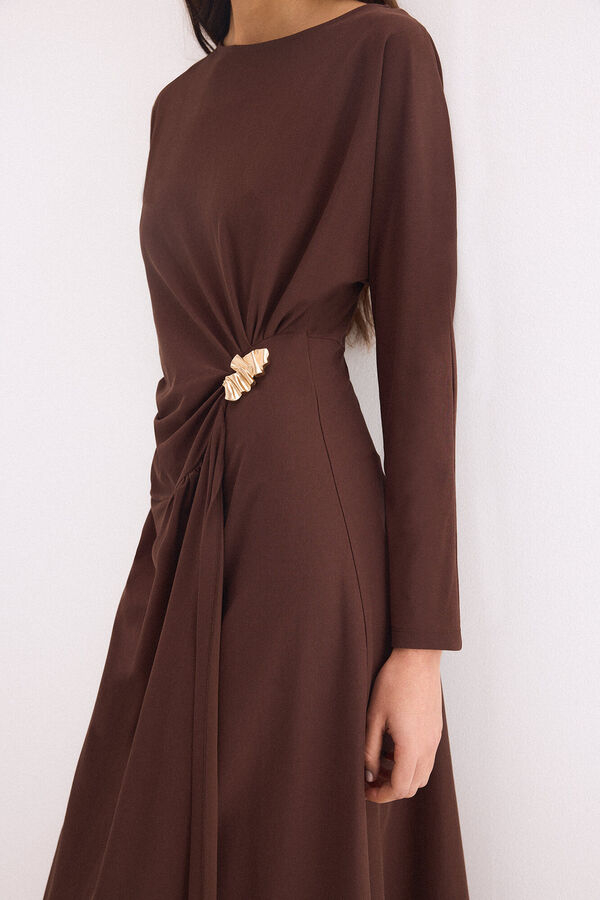 Pedro del Hierro Vestido circular midi com broche dourado Marrom