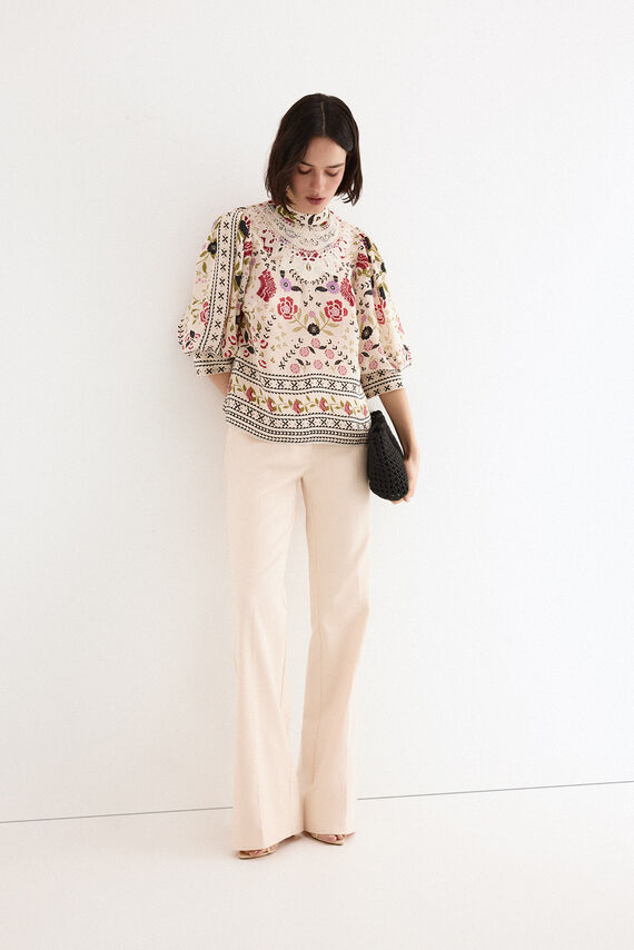 Blusa estampada y bordada