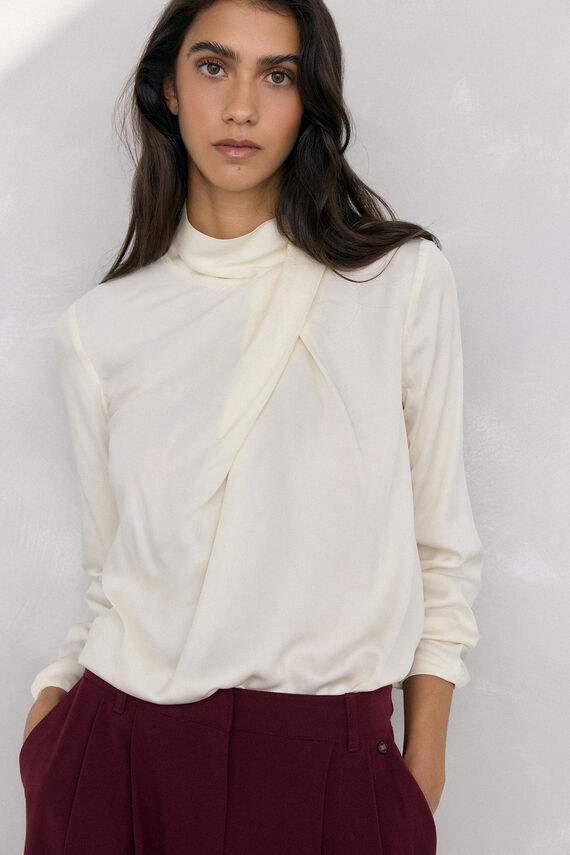 Blusa satén cuello subido