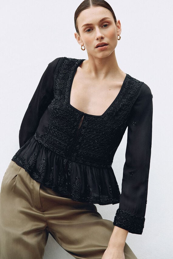 Chaqueta negra pedrería
