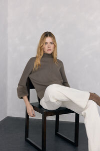 Pedro del Hierro Poncho cuello perkins