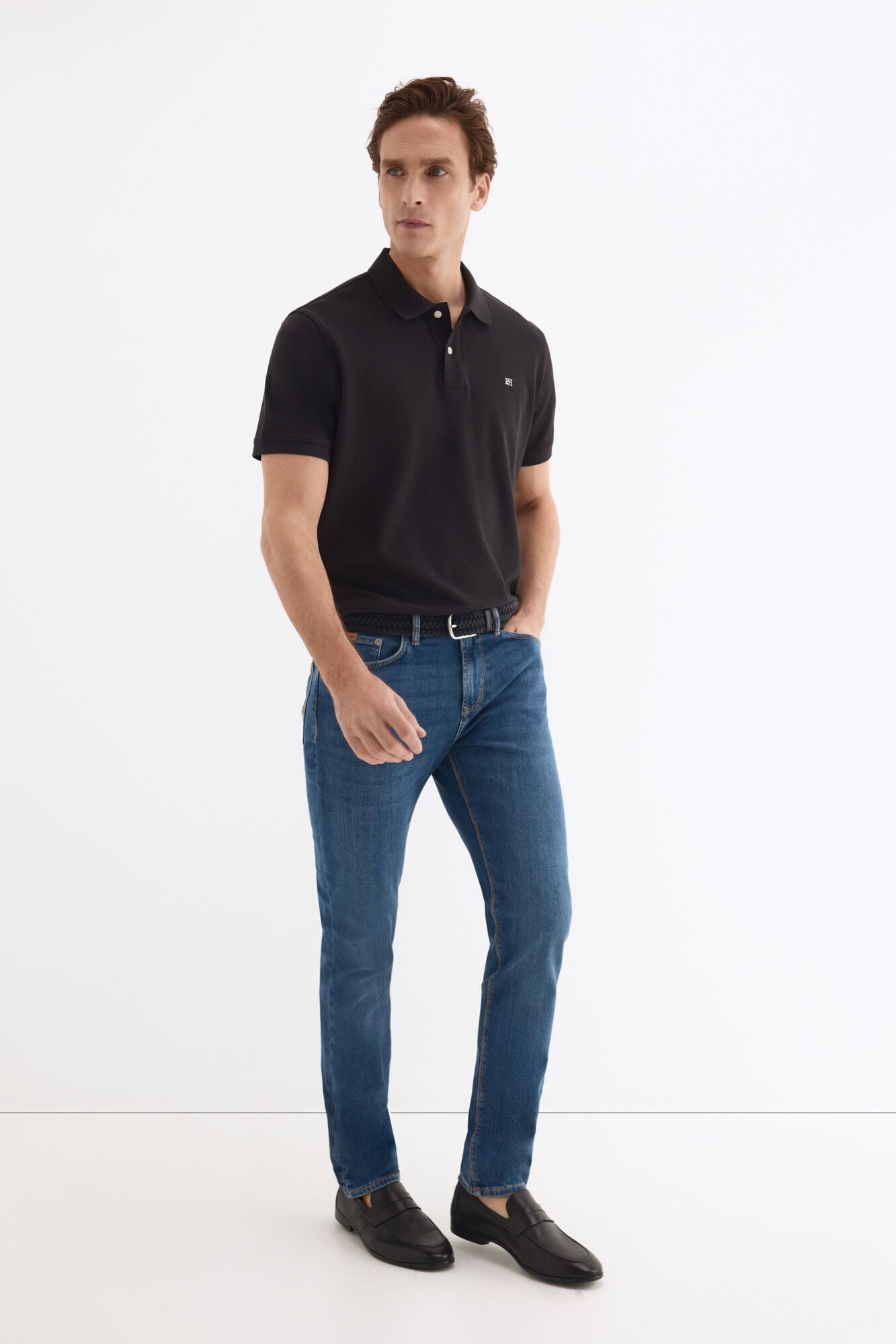 Pedro del Hierro <br>- Slim fit <br>- Tejido ligero<br>- Denim &iacute;ndigo medio oscuro<br>- Cierre con bot&oacute;n y cremallera<br>- La incorporaci&oacute;n del elastano a la composici&oacute;n del tejido, proporciona a la prenda comodidad y libertad de movimientos