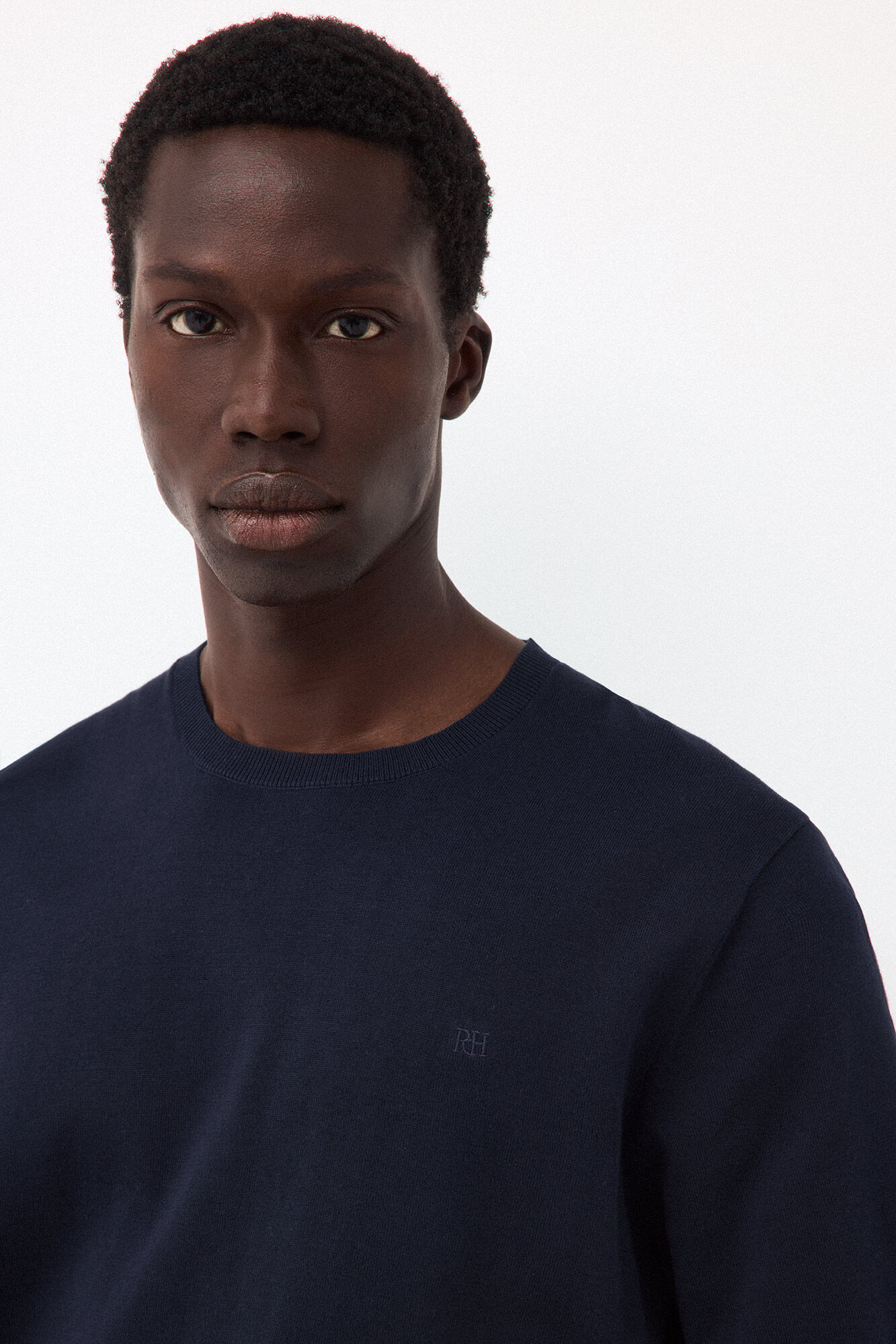 Pedro del Hierro <br>- Regular fit en cuello redondo<br>- Punto fino en 100% algod&oacute;n premium<br>- Manga corta<br>- Logo bordado en el pecho de PDH<br>- Al comprar nuestros productos de algod&oacute;n est&aacute;s apoyando nuestra inversi&oacute;n en la iniciativa Better Cotton. Este produc