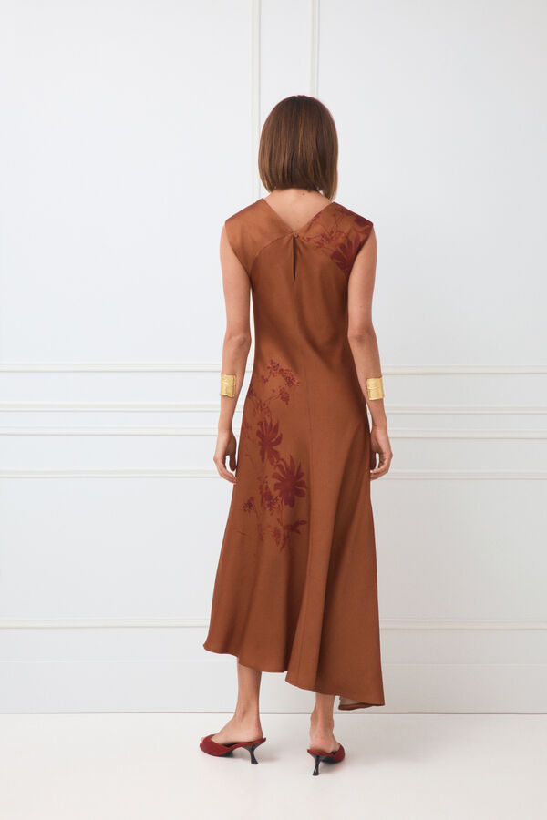TFP by Tamara Falc&oacute; Vestido midi com flor posicionada Marrom