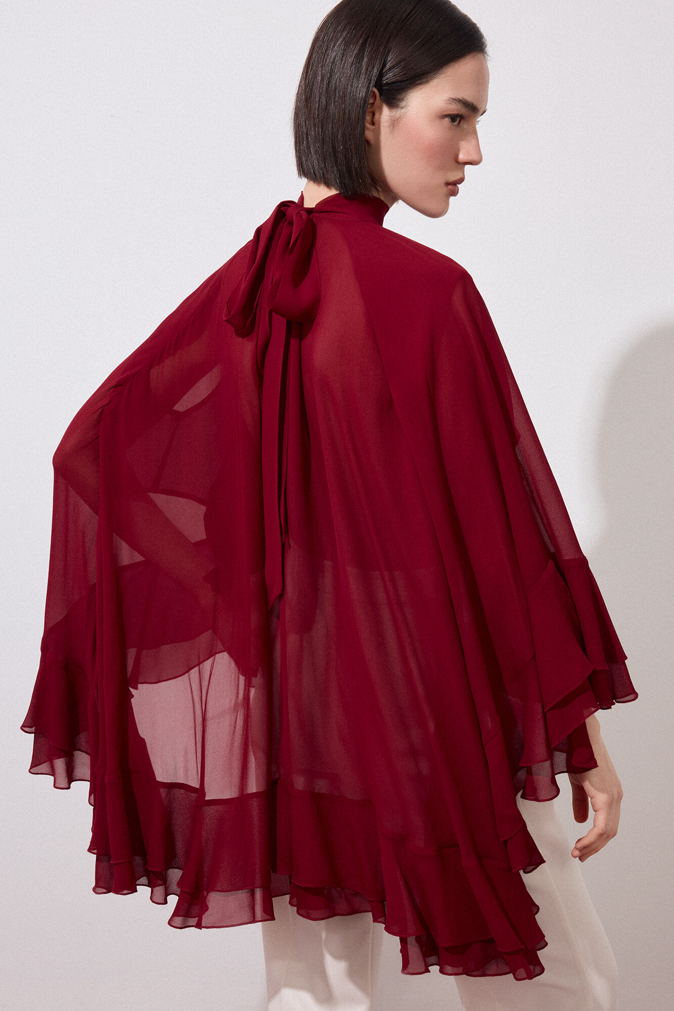 Pedro del Hierro Capa volantes lisa