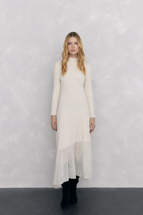 Vestido de punto bajo desagujado