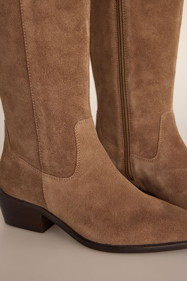 Pedro del Hierro High equestrian style boot with hem heel in split leather Beige