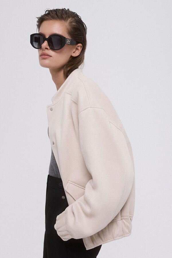 Pedro del Hierro Bomber efecto ante Beige