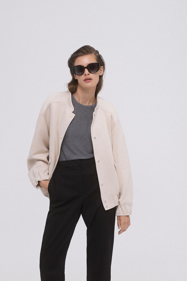 Pedro del Hierro Bomber efecto ante Beige