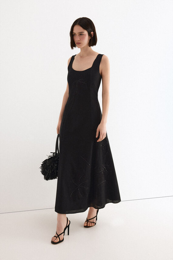 Vestido con bordados florales