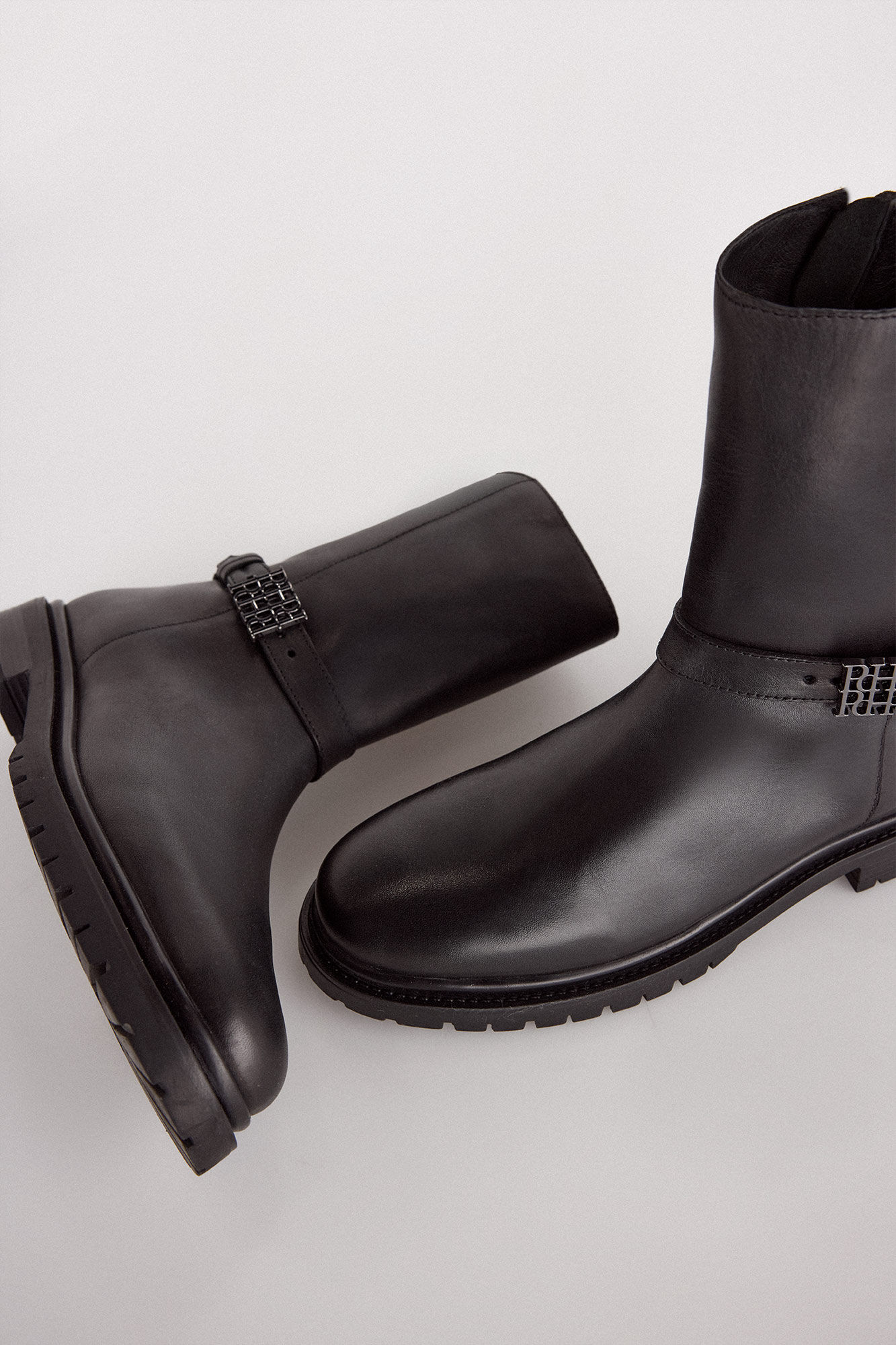 Pedro del Hierro Flat leather ankle boot with logo buckle